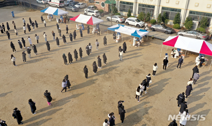 [광주=뉴시스] 류형근 기자 = 3일 오전 광주의 모 고등학교 운동장에서 방역당국이 학생들을 대상으로 코로나19 검사를 하고 있다. 2021.12.03. hgryu77@newsis.com