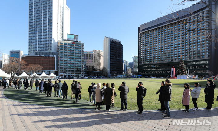 [서울=뉴시스] 권창회 기자 = 코로나19 신규 확진자가 4,944명으로 집계된 3일 오후 서울 중구 서울광장 임시선별검사소에서 시민들이 검사를 받기 위해 대기하고 있다. 2021.12.03. kch0523@newsis.com