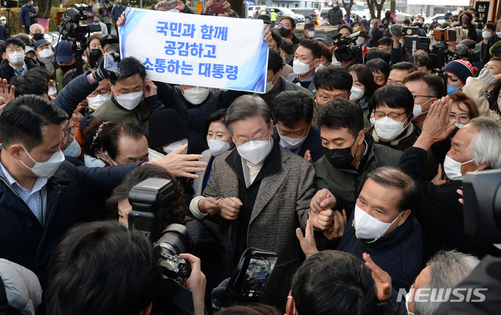 [전주=뉴시스] 김얼 기자 = 이재명 더불어민주당 대선 후보의 매타버스(매주 타는 민생 버스) 전북지역 순회가 이어지고 있는 3일 전북 전주시 전주한옥마을을 방문한 이재명 후보가 지지자들의 응원을 받고 있다. 2021.12.03. pmkeul@newsis.com