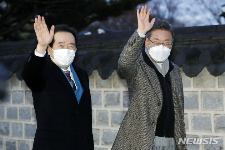 [전주=뉴시스] 최동준 기자 = 이재명 더불어민주당 대선 후보가 3일 전북 전주 한옥마을 종로회관에서 정세균 전 국무총리와 만찬을 하기 위해 걸어오고 있다. 2021.12.03. photocdj@newsis.com