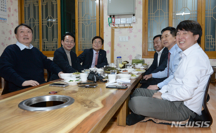 [울산=뉴시스] 배병수 기자 = 이준석 국민의힘 당대표가 3일 오후 울산 울주군 언양읍 모 식당에서 윤석열 대선후보, 김기현 원내대표와 회동을 하고 있다. 2021.12.03. bbs@newsis.com