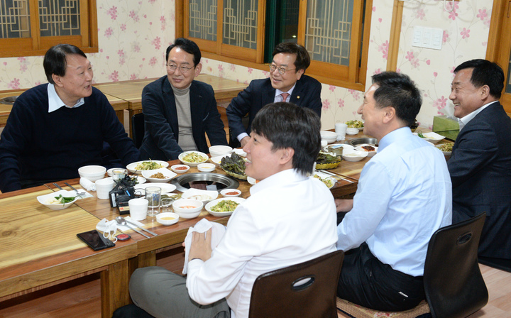 [울산=뉴시스] 배병수 기자 = 이준석 국민의힘 당대표가 3일 오후 울산 울주군 언양읍 모 식당에서 윤석열 대선후보, 김기현 원내대표와 회동을 하고 있다. 2021.12.03. bbs@newsis.com