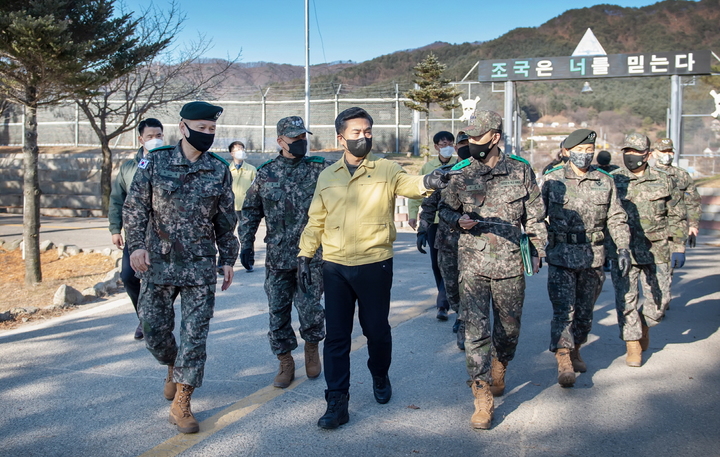 [서울=뉴시스]서욱 국방부장관이 4일 오전, 중부전선 육군부대 신병교육대대를 방문해 특별방역점검을 실시하는 모습. 2021.12.04. (사진=국방부 제공) *재판매 및 DB 금지