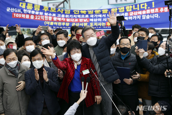 [군산=뉴시스] 최동준 기자 = 이재명 더불어민주당 대선 후보가 4일 전북 군산시 공설시장을 방문해 강숙자 상인회장과 시민들에게 인사하고 있다. 2021.12.04. photocdj@newsis.com