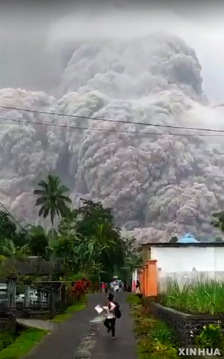 [루마장=신화/뉴시스] 인도네시아 동자바에 있는 세메루 화산이 4일 분출한 화산재 구름이 인근 마을을 무섭게 덮치고 있다. 2021.12.05 