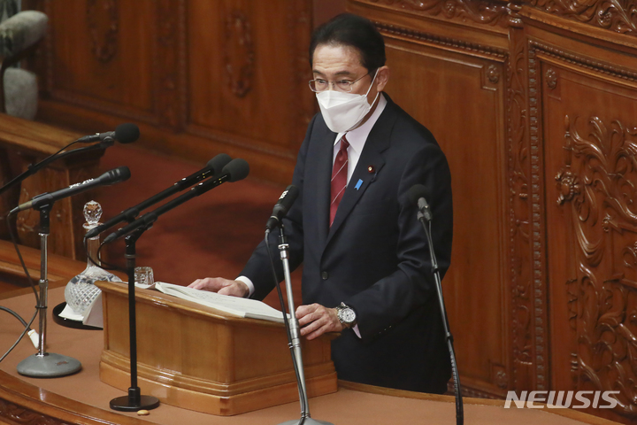 [도쿄(일본)=AP/뉴시스]지난 6일 일본 임시국회가 소집된 가운데 기시다 후미오 총리가 소신표명 연설을 하고 있다. 2021.12.09.