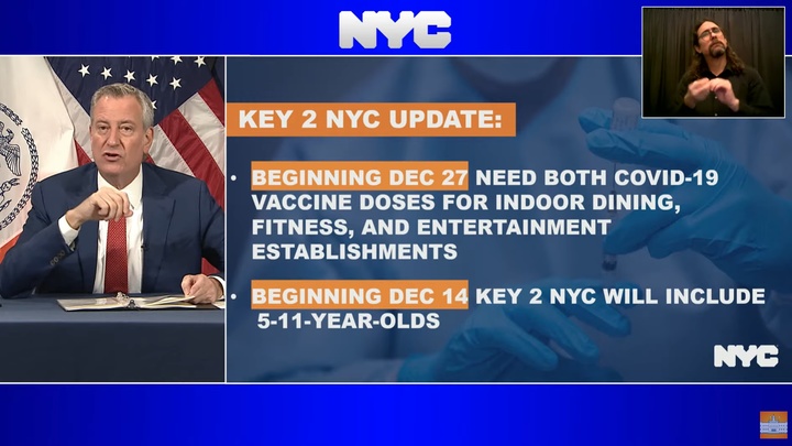 [워싱턴=뉴시스]빌 더블라지오 뉴욕시장이 6일(현지시간) 기자회견을 통해 시내 백신 접종 의무화 확대 조치를 발표하고 있다. (사진=뉴욕시장실 유튜브 캡처) 2021.12.06. *재판매 및 DB 금지