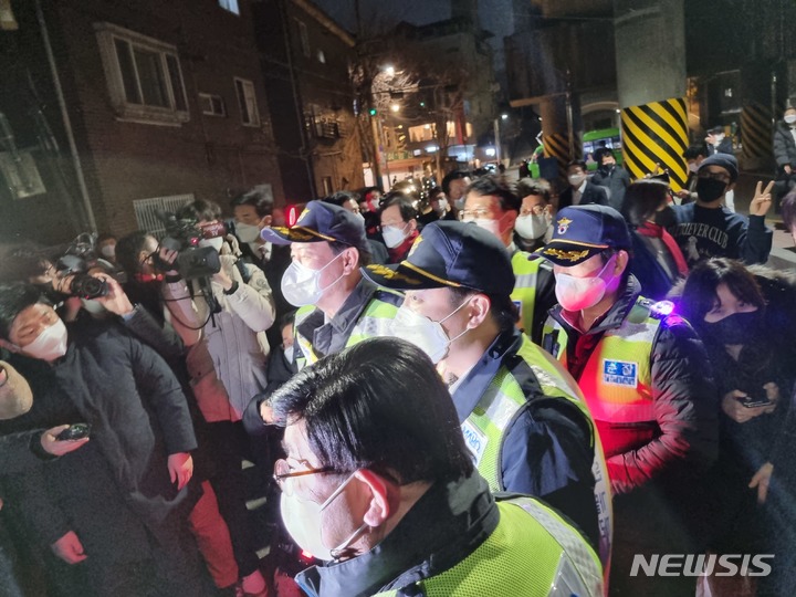 [서울=뉴시스]김승민 기자=윤석열 국민의힘 대선후보가 7일 서울 마포구 홍익자율방범대를 찾아 동행 순찰을 진행하고 있다. 2021.03.26. ksm@newsis.com