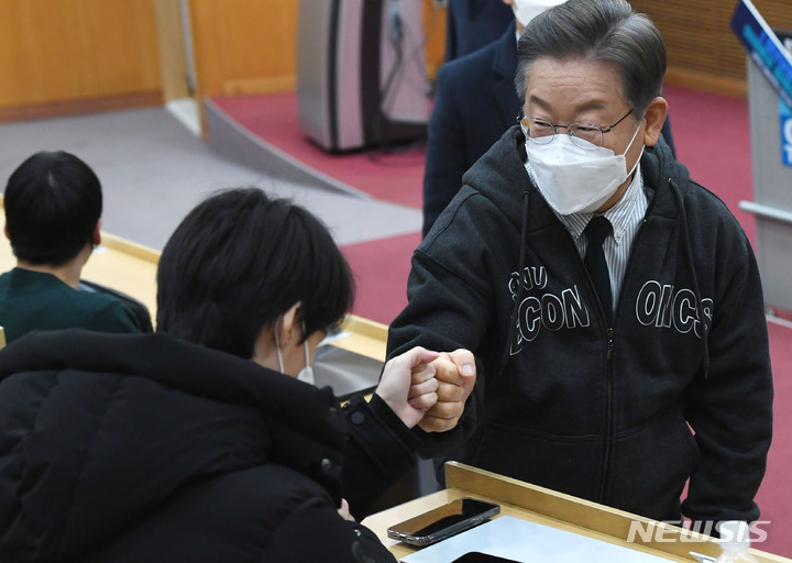 [서울=뉴시스] 국회사진기자단 = 이재명 더불어민주당 대선 후보가 7일 오전 서울 관악구 서울대학교에서 열린 '청년살롱 이재명의 경제이야기' 금융경제세미나 초청 강연회에서 학생들과 인사를 나누고 있다. 2021.12.07. photo@newsis.com