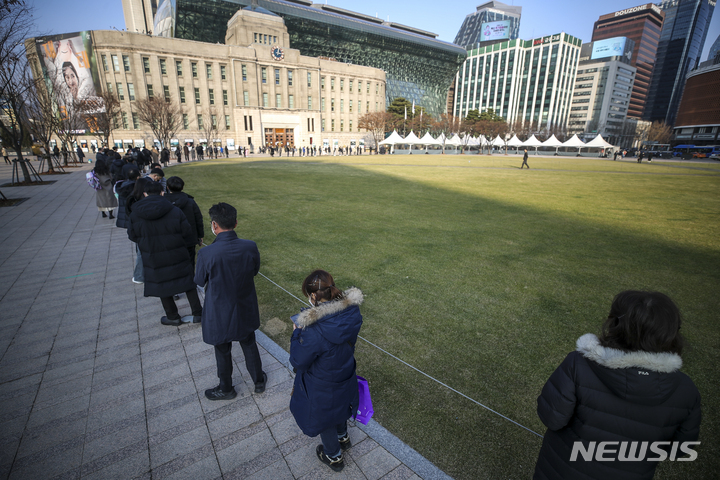 [서울=뉴시스] 정병혁 기자 = 0시 기준 국내 코로나19 신규 확진자가 4954명으로 집계된 7일 오후 서울 중구 서울광장에 설치된 임시선별검사소를 찾은 시민들이 검사를 받기 위해 줄 서 있다. 2021.12.07. jhope@newsis.com