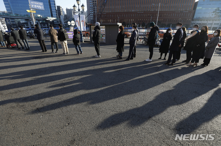 [서울=뉴시스] 고승민 기자 = 코로나19 신규 확진자 수가 사상 처음으로 7,000명을 넘은 8일 서울역 임시선별검사소에서 시민들이 검사를 받기 위해 줄을 서고 있다. 위중증 환자 수 역시 최초로 800명 이상 집계되면서 위기감이 고조되고 있다. 질병관리청 중앙방역대책본부(방대본)에 따르면 이날 0시 기준 코로나19 확진자 수는 7,175명 늘어 누적 48만9484명이다. 재원 중인 위중증 환자 수는 840명이다. 종전 최다였던 전날 774명보다 66명 증가했다. 2021.12.08. kkssmm99@newsis.com