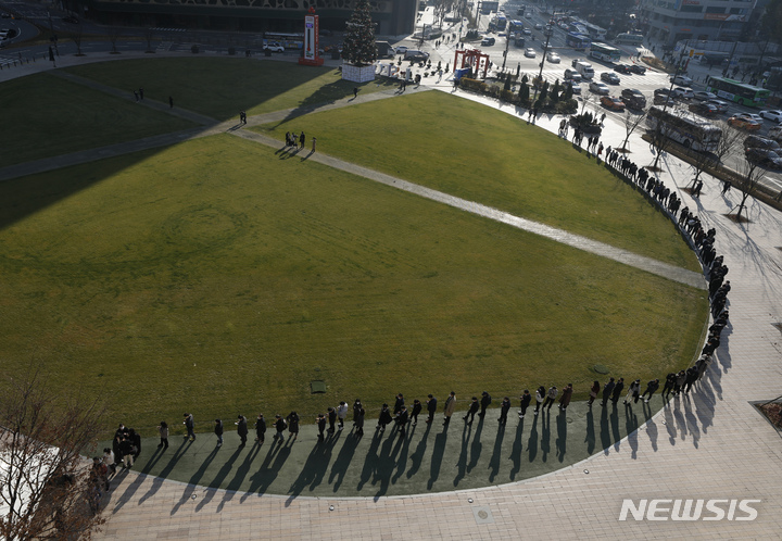 [서울=뉴시스] 고승민 기자 = 코로나19 신규 확진자 수가 사상 처음으로 7,000명을 넘은 8일 서울광장 임시선별검사소를 찾은 시민들이 줄을 서고 있다. 위중증 환자 수 역시 최초로 800명 이상 집계되면서 위기감이 고조되고 있다. 질병관리청 중앙방역대책본부(방대본)에 따르면 이날 0시 기준 코로나19 확진자 수는 7175명 늘어 누적 48만9484명이다. 재원 중인 위중증 환자 수는 840명이다. 종전 최다였던 전날 774명보다 66명 증가했다. 2021.12.08. kkssmm99@newsis.com