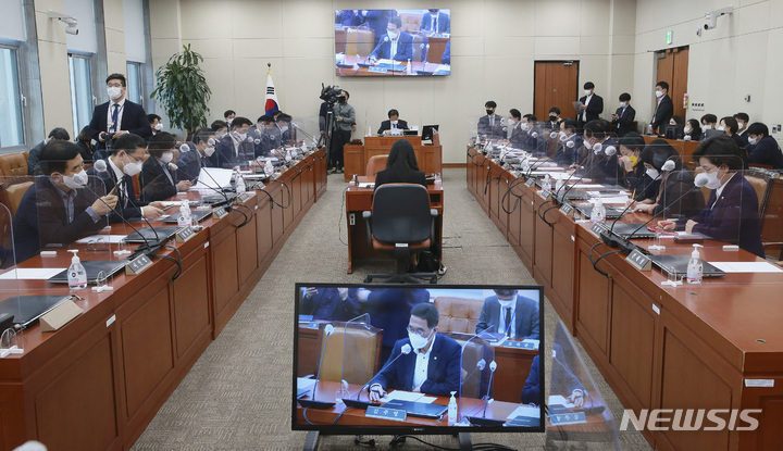 [서울=뉴시스] 김선웅 기자 = 8일 오후 서울 여의도 국회에서 기획재정위원회 전체회의가 열리고 있다. 이날 위원회 전체회의는 안건이 미정인 상태로 열렸다. (공동취재사진) 2021.12.08. photo@newsis.com