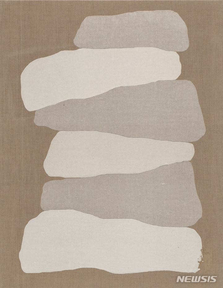 [서울=뉴시스]권영우(1926-2013), 'Untitled', c.2000s, Korean paper on canvas, 117 x 91cm, Courtesy of the artist’s estate and Kukje Gallery 사진: 안천호, 이미지 제공: 국제갤러리