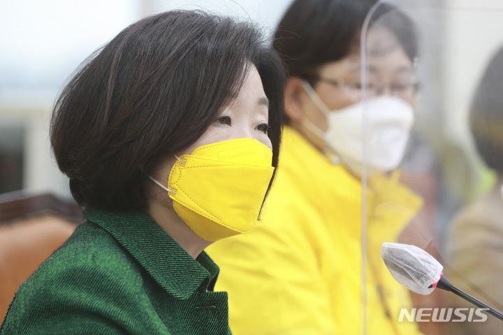 [서울=뉴시스] 최진석 기자 = 심상정 정의당 대선후보가 10일 오전 서울 여의도 국회에서 열린 코로나 극복 대책 촉구 의료전문가 간담회에서 발언을 하고 있다. (공동취재사진) 2021.12.10. photo@newsis.com