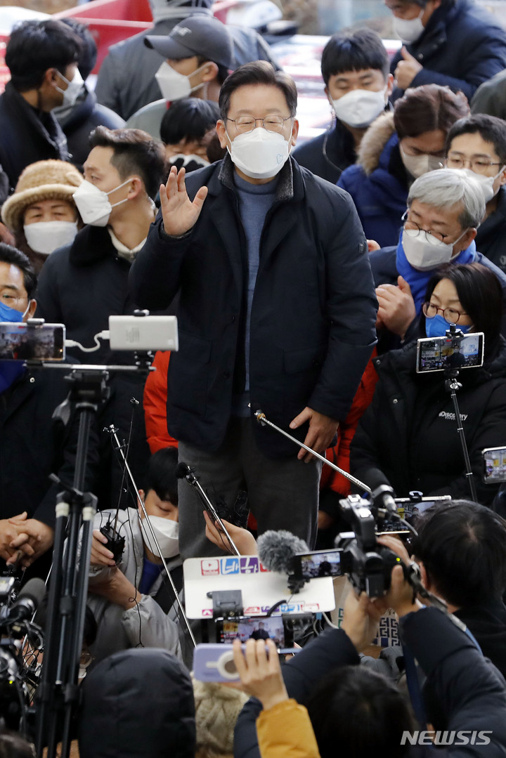 [포항=뉴시스] 최동준 기자 = 이재명 더불어민주당 대선 후보가 13일 경북 포항시 죽도시장을 방문해 연설하고 있다. 2021.12.13. photocdj@newsis.com