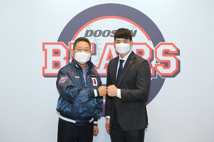 두산 베어스와 FA 계약을 체결한 김재환(사진 오른쪽)과 전풍 두산 대표이사. (사진 = 두산 베어스 제공) *재판매 및 DB 금지