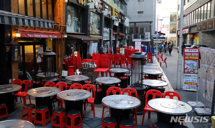 [서울=뉴시스] 서울 중구 명동거리 식당가 골목이 한산한 모습을 보이고 있다. (사진=뉴시스 DB). photo@newsis.com