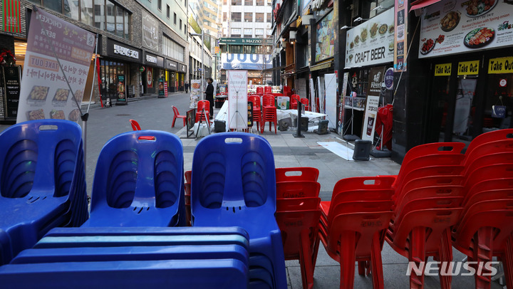 [서울=뉴시스] 서울 중구 명동거리 식당가 골목이 한산한 모습을 보이고 있다. (사진=뉴시스 DB). photo@newsis.com
