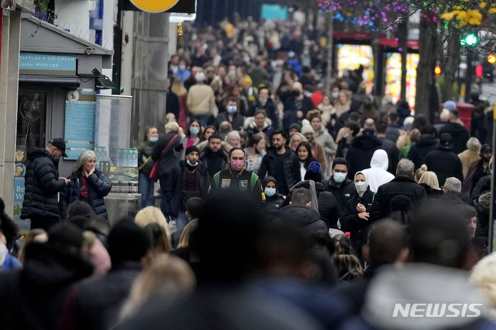 [런던(영국)=AP/뉴시스] 지난해 12월18일(현지시간) 영국 런던 옥스퍼드 거리가 쇼핑객으로 가득 차 있는 모습. 2022.01.17.