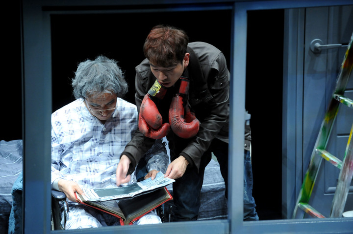 [서울=뉴시스]지난 2012년 초연된 연극 '더 복서' 공연 사진. (사진=극단 학전 제공) 2021.12.20. photo@newsis.com *재판매 및 DB 금지