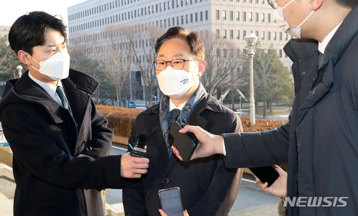 [과천=뉴시스] 고범준 기자 = 박범계 법무부 장관이 20일 오전 경기도 과천시 정부과천청사 법무부로 출근하며 취재진 질문에 답변하고 있다. 법무부는 오늘부터 이틀 동안 사면심사위원회(이하 심사위)를 열고 신년 특별사면 대상자를 추릴 예정이다. 이명박·박근혜 전 대통령은 특사 명단에서 제외될 것이란 관측이 나오고 있다. 2021.12.20. bjko@newsis.com