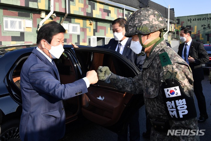 [철원=뉴시스] 국회사진기자단 = 박병석 국회의장이 20일 강원 철원군 육군 제6사단 청성 전방관측소(OP)를 방문, 박정택 사단장과 인사를 나누고 있다. 2021.12.20. photo@newsis.com