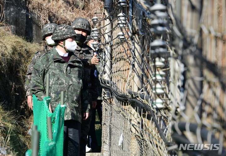 [서울=뉴시스] 국회사진기자단 = 윤석열 국민의힘 대선 후보가 20일 강원도 철원 육군 3사단 백골OP(Observation Post, 관측소)를 방문해 철책선을 둘러보고 있다. 2021.12.20. photo@newsis.com