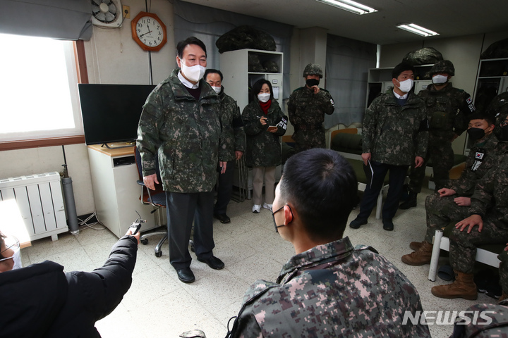 [서울=뉴시스] 국회사진기자단 = 윤석열 국민의힘 대선 후보가 20일 강원도 철원 육군 3사단 백골OP(Observation Post, 관측소)를 방문해 생활관에서 장병들을 격려하고 있다. 2021.12.20. photo@newsis.com