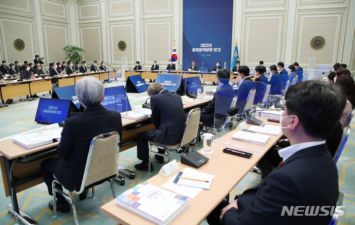 [서울=뉴시스] 김진아 기자 = 문재인 대통령이 20일 청와대 영빈관에서 열린 ‘2022년도 경제정책방향’ 보고 확대 국민경제자문회의에서 발언하고 있다. 2021.12.20. bluesoda@newsis.com