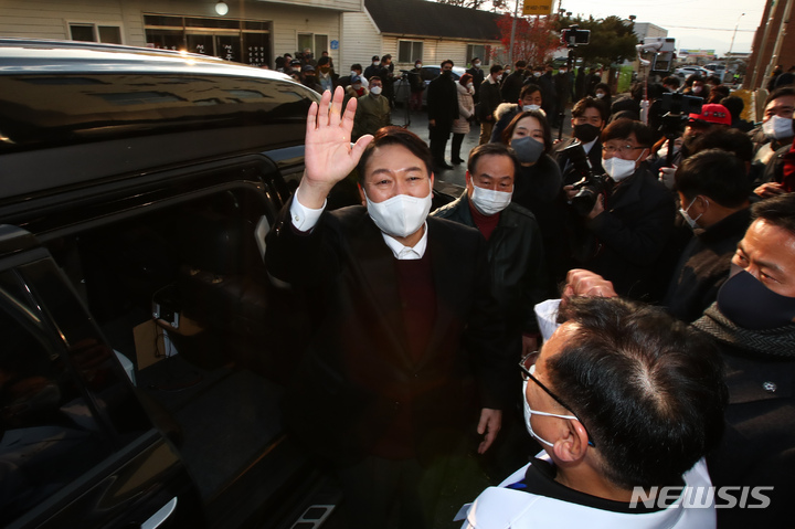 [서울=뉴시스] 국회사진기자단 = 윤석열 국민의힘 대선 후보가 20일 강원도 철원 공공 산후조리원을 방문해 시설을 둘러본 뒤 지지자들을 향해 인사하고 있다. 2021.12.20. photo@newsis.com