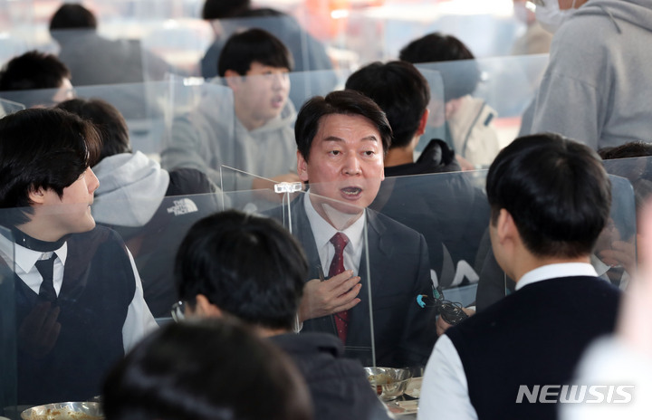 [부산=뉴시스] 하경민 기자 = 안철수 국민의당 대선 후보가 23일 모교인 부산 동구 부산고등학교를 방문, 급식실에서 후배 학생들과 함께 점심급식을 먹고 있다. 2021.12.23. yulnetphoto@newsis.com