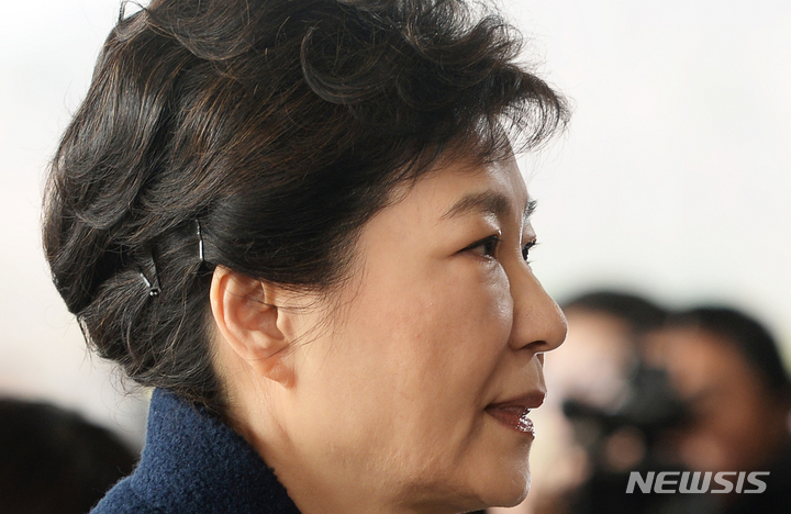 박근혜 "문재인 대통령에 심심한 사의…치료에 전념"
