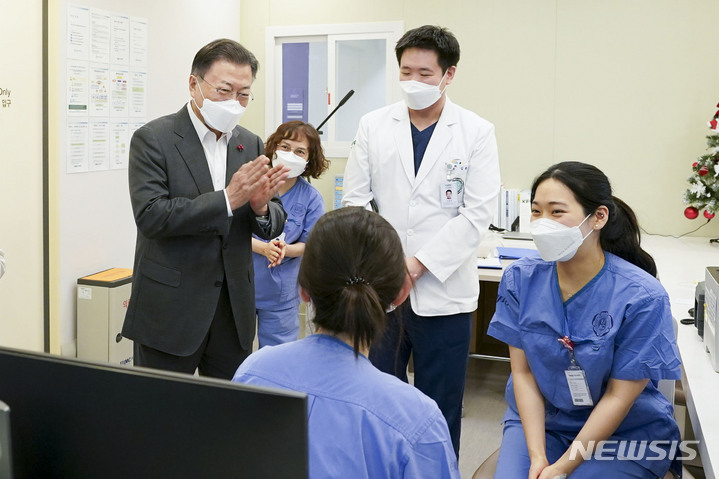 [서울=뉴시스] 김진아 기자 = 문재인 대통령이 24일 서울 강서구 마곡동 이화여자대학교 의과대학 부속 서울병원을 방문, 의료진과 대화하고 있다. 2021.12.24. bluesoda@newsis.com