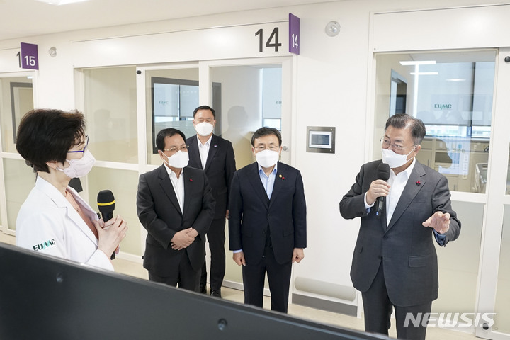 [서울=뉴시스] 김진아 기자 = 문재인 대통령이 24일 서울 강서구 마곡동 이화여자대학교 의과대학 부속 서울병원을 방문, 이선영 이화의료원 전략기획본부장으로부터 병상확충 관련 브리핑을 받고 있다. 2021.12.24. bluesoda@newsis.com