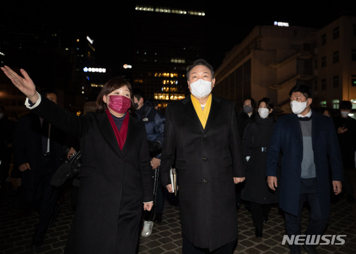 [서울=뉴시스] 정병혁 기자 = 윤석열 국민의힘 대선후보가 24일 오후 서울 중구 명동성당에서 열린 성탄절 미사에 참석하고 있다. (공동취재사진) 2021.12.25. photo@newsis.com