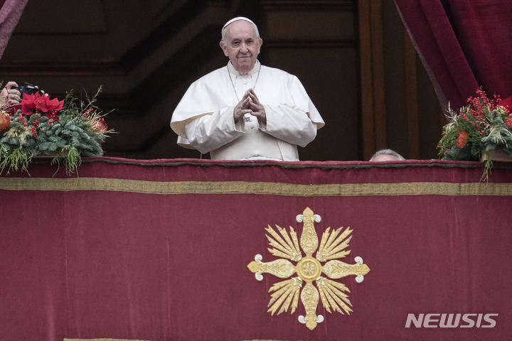 [바티칸=AP/뉴시스] 프란치스코 교황이 25일(현지시간) 바티칸 성베드로 대성전에서 '우르비 에트 오르비'를 전하고 있다. 2021.12.26.