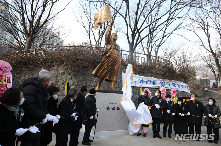 [서울=뉴시스] 조수정 기자 = 지난해 12월28일 서울 서대문 독립공원에서 열린 유관순 동상 제막식에서 류정우 유관순열사기념사업회장, 문석진 서대문구청장, 이성춘 서울지방보훈청장 등 참석자들이 덮여있던 막을 걷어내고 있다. 유관순 동상은 유관순 열사 순국 100주년을 기념해 제작됐다.2021.12.28. chocrystal@newsis.com