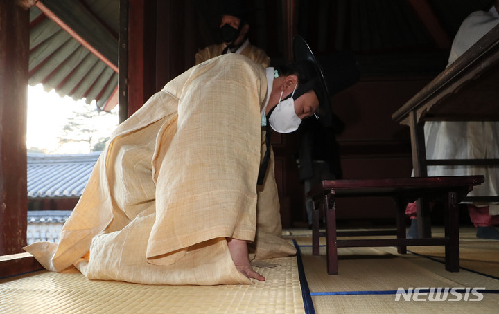 [안동=뉴시스] 전신 기자 = 윤석열 국민의힘 대선 후보가 29일 오후 경북 안동 도산서원을 방문해 퇴계 이황 선생의 위패를 모신 상덕사에서 참배하고 있다. (공동취재사진) 2021.12.29. photo@newsis.com