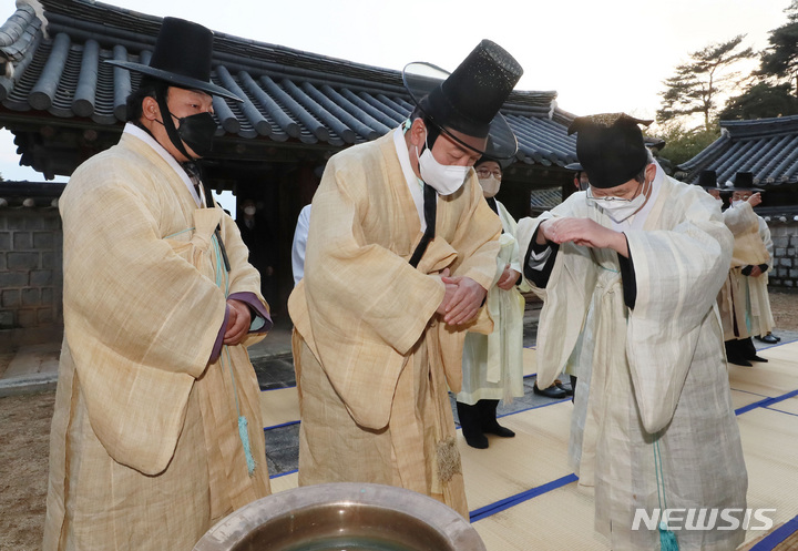 [안동=뉴시스] 전신 기자 = 국민의힘 윤석열 대선 후보가 29일 오후 경북 안동시 도산서원을 방문, 퇴계 이황 선생의 위패를 모신 상덕사에서 참배하고 있다. (공동취재사진) 2021.12.29. photo@newsis.com