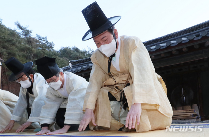 [안동=뉴시스] 전신 기자 = 국민의힘 윤석열 대선 후보가 29일 오후 경북 안동시 도산서원을 방문, 퇴계 이황 선생의 위패를 모신 상덕사에서 참배하고 있다. (공동취재사진) 2021.12.29. photo@newsis.com