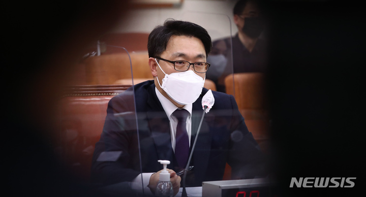 [서울=뉴시스] 최진석 기자 = 김진욱 고위공직자범죄수사처장이 지난해 12월30일 오후 서울 여의도 국회에서 열린 법제사법위원회 전체회의에 참석하고 있다. (공동취재사진) 2021.12.30. photo@newsis.com