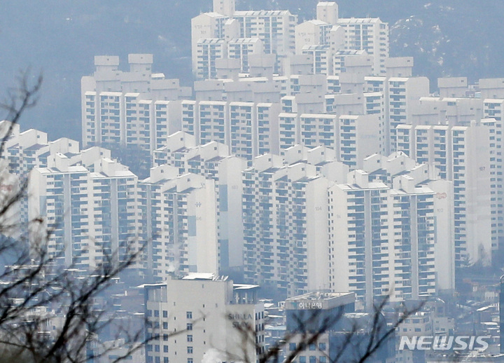 [서울=뉴시스] 정병혁 기자 = 서울 중구 남산에서 바라본 서울시내 아파트의 모습. 2022.01.02. jhope@newsis.com