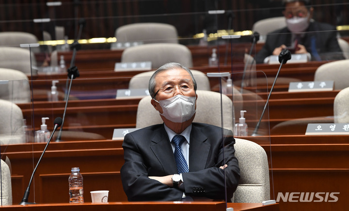 [서울=뉴시스] 김선웅 기자 = 김종인 국민의힘 총괄선대위원장이 3일 서울 여의도 국회에서 열린 의원총회에 참석해 잠시 생각에 잠겨있다. (공동취재사진) 2022.01.03. photo@newsis.com