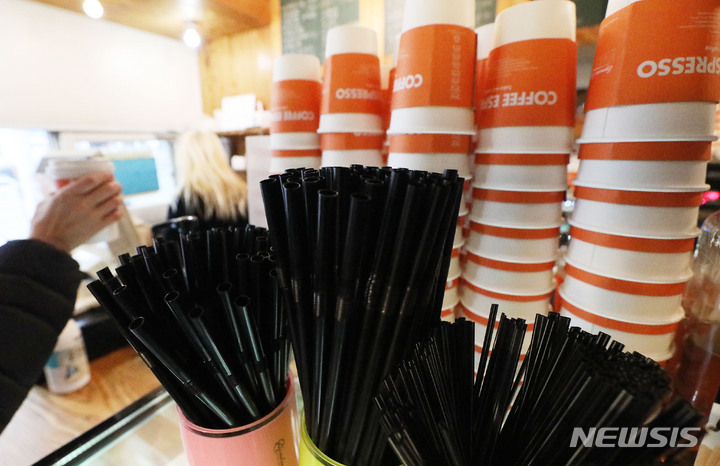 [서울=뉴시스] 홍효식 기자 = 지난 6일 서울 시내 한 카페에 일회용 빨대와 컵이 가득 놓여있다. 2022.01.06. yesphoto@newsis.com