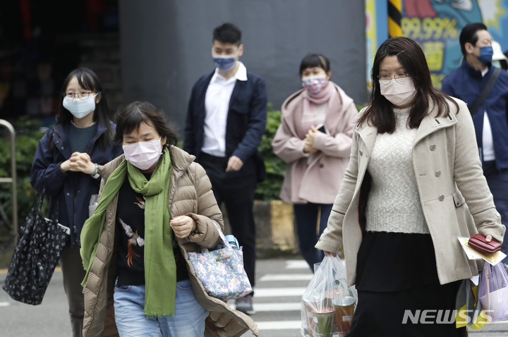 [타이베이=AP/뉴시스] 대만 수도 타이베이에서 7일 코로나19 예방을 위해 마스크를 착용한 시민들이 횡단보도를 건너고 있다. 2022.01.12 