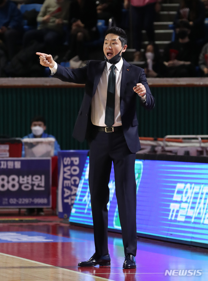 [서울=뉴시스]프로농구 서울 SK 전희철 감독 (사진 = KBL 제공)