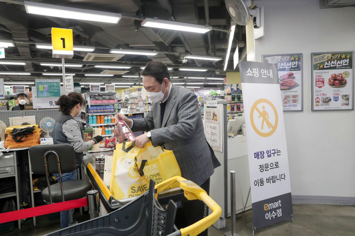 [서울=뉴시스] 최동준 기자 = 윤석열 국민의힘 대선 후보가 지난 8일 서울 이마트 성수점에서 장을 본 뒤 구매한 물건을 담고 있다. (사진=윤석열 후보 선대위 제공) 2022.01.08. photo@newsis.com *재판매 및 DB 금지