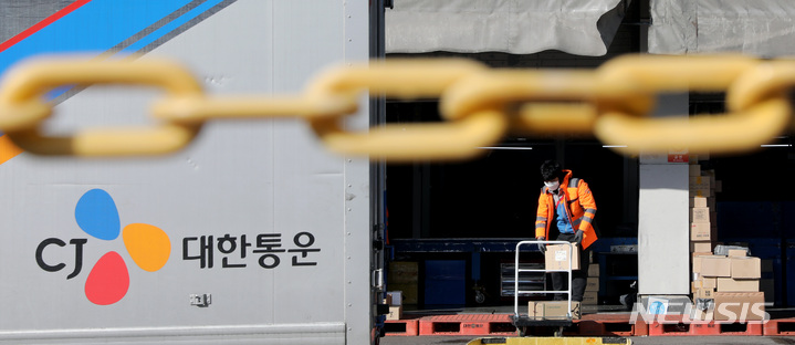 [서울=뉴시스] 김병문 기자 = 민주노총 서비스연맹 전국택배노조 CJ대한통운본부가 설 명절 대목을 앞두고 15일째 총파업을 이어가는 11일 오전 서울 한 CJ대한통운 물류센터에서 직원이 택배 분류작업을 하고 있다. 2022.01.11. dadazon@newsis.com