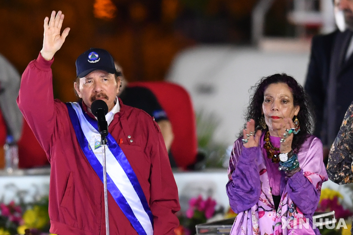 [ 마나구아( 니카라과)= 신화/뉴시스]지난 해 1월 11일 취임식에서 인사하는 다니엘 오르테가 니카라과 대통령과 부인 로사리오 무리요 부통령.
